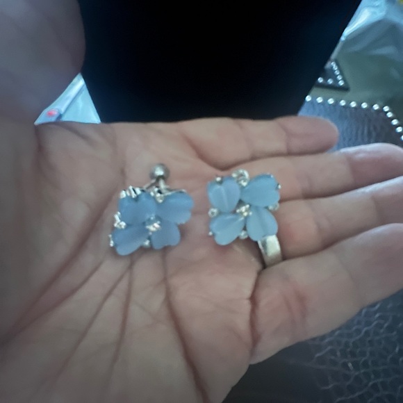 Stunning and elegant Lisner Baby Blue Heart Thermoset and Rhinestone parure set. - Picture 4 of 5